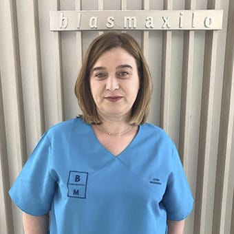 dra-elvira-cervantes-equipo-blasmaxilo-dentista-granada